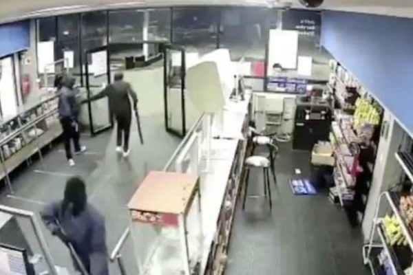 Watch: 15 robbery suspects raid filling station | Fakaza News